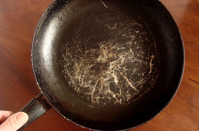 Почему нельзя готовить в тефлоновой сковороде со сколами Почему нельзя готовить в тефлоновой сковороде со сколами