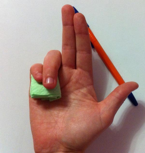 ​5 способов, как научить ребенка правильно держать ручку или карандаш