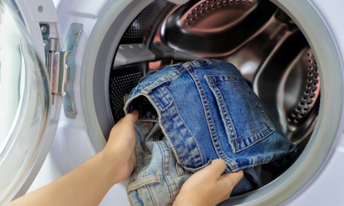 Как правильно стирать джинсы, чтобы они прослужили подольше