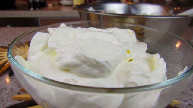 Секрет: как сделать густой крем из сметаны без загустителей для торта