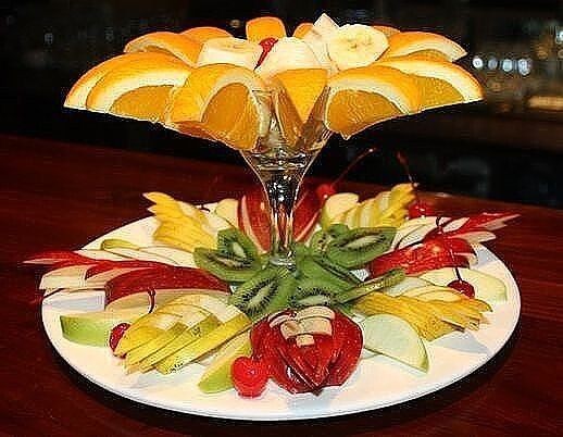 ​Как красиво оформить праздничные тарелки с фруктами и ягодами