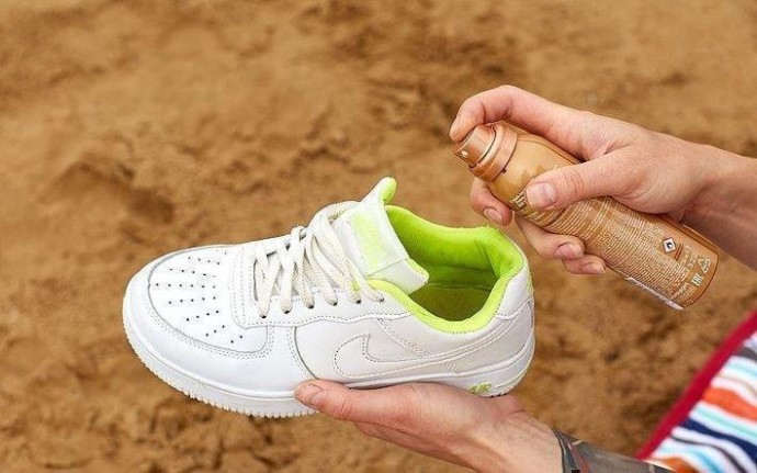​Как избавить обувь от неприятного запаха при помощи сухого шампуня