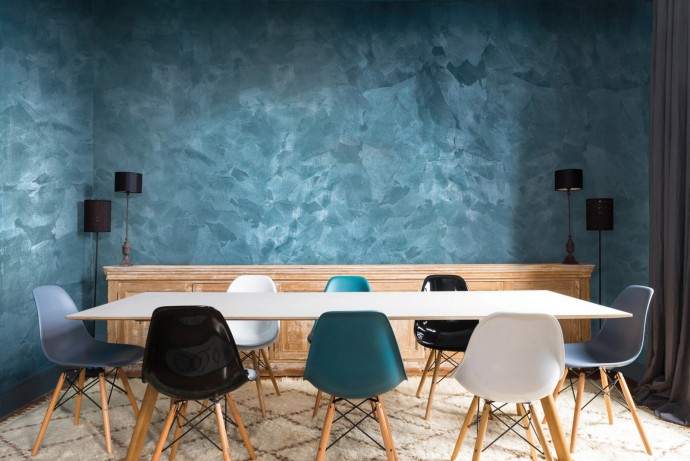 Конец эпохи минимализма: что вошло в моду на смену белым обоям Конец эпохи минимализма: что вошло в моду на смену белым обоям