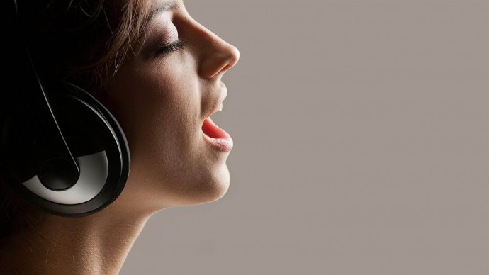 ​4 упражнения для развития голоса, после которых вас захотят слушать часами