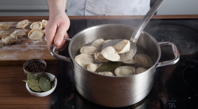Для чего при варке пельменей нужно добавлять в кастрюлю холодную воду