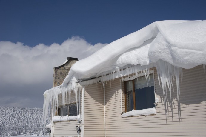 Почему важно убирать снег с крыши дома и теплицы