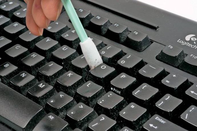 ​Как очистить клавиатуру от мелких загрязнений