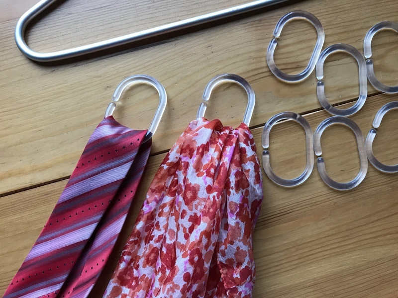 Лайфхак: как хранить шарфы и галстуки с помощью колец