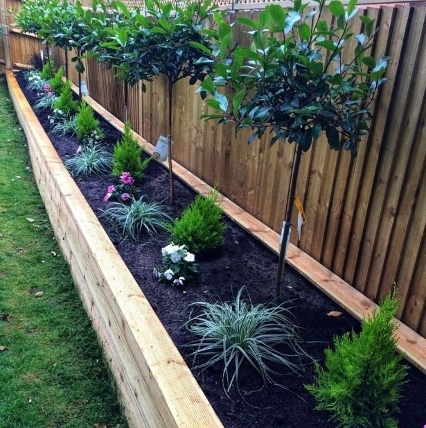 Практичная клумба возле забора Практичная клумба возле забора