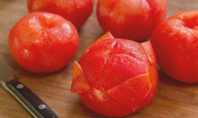 Как быстро почистить томат от шкурки
