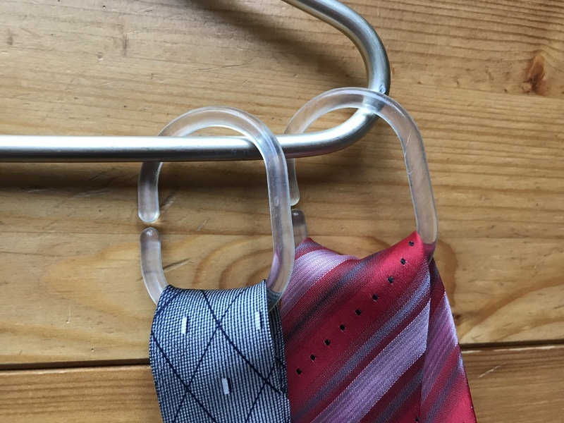 Лайфхак: как хранить шарфы и галстуки с помощью колец