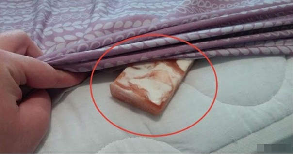 Засуньте кусок мыла под простынь Засуньте кусок мыла под простынь