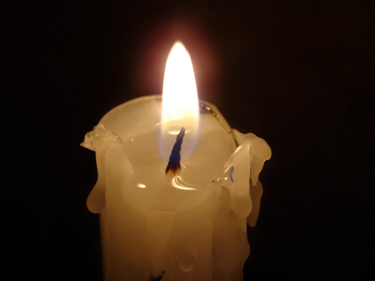 Как удалить воск, парафин или стеарин от свечи