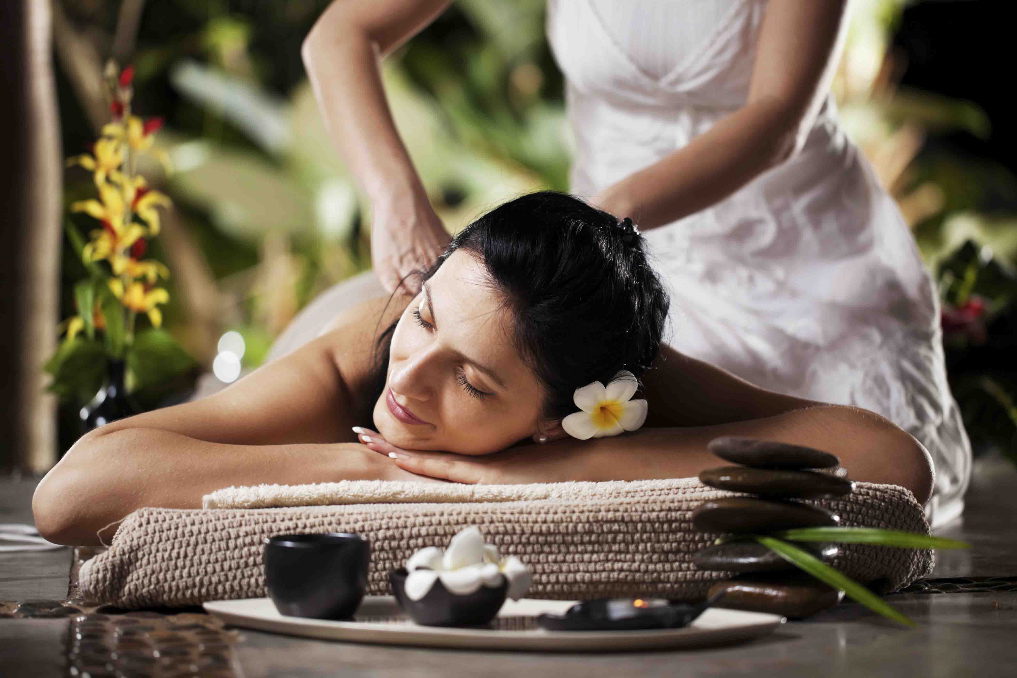 Traditional massage. Девушка в спа салоне. Тайский массаж. Спа массаж. Красивый спа салон.
