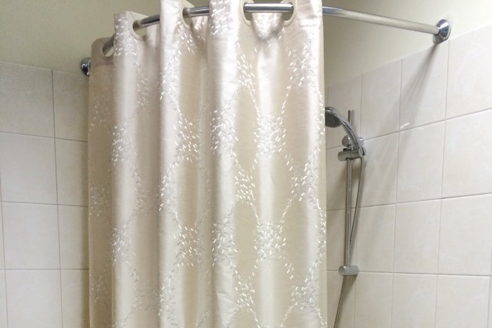 ​Шторы для душа вмиг отмоются от желтых пятен