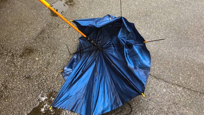 ​Не стоит выкидывать сломанный зонт