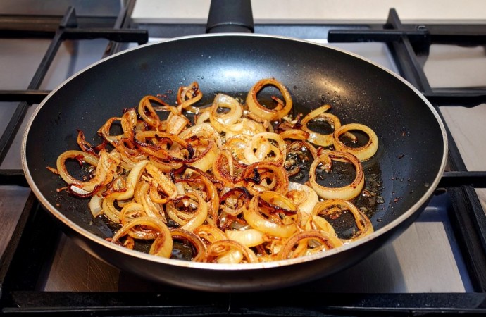 Почему важно жарить сначала лук: мнение шеф-поваров и научное объяснение Почему важно жарить сначала лук: мнение шеф-поваров и научное объяснение