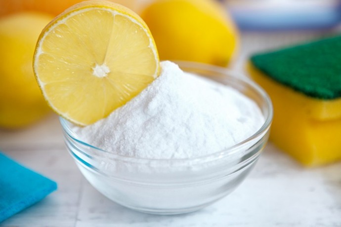 ​Сода и лимон против белого налёта в ванной