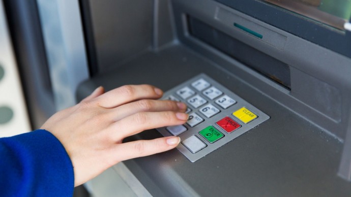 ​Что не стоит делать у банкомата