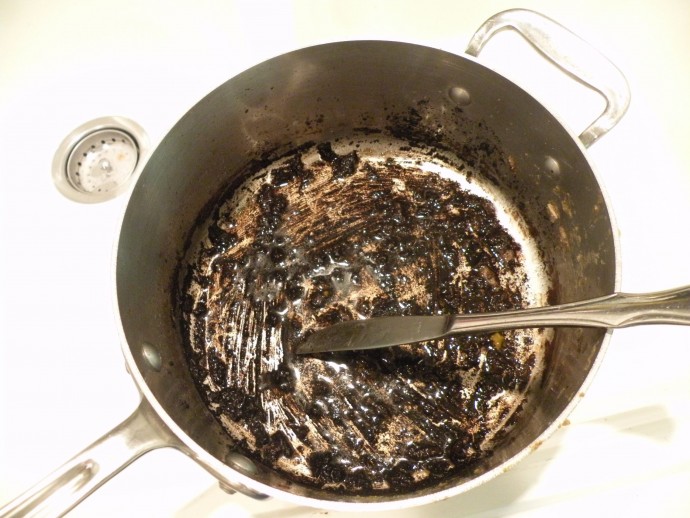 Как отчистить черный налет и остатки еды в пригоревшей кастрюле