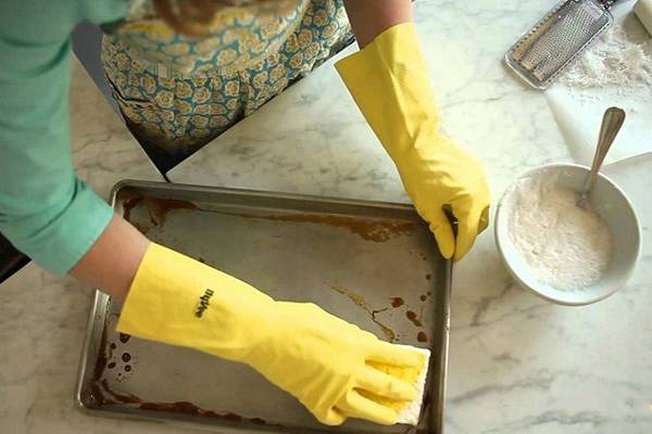 Чудесный метод очистки самых грязных противеней от пригоревшего жира