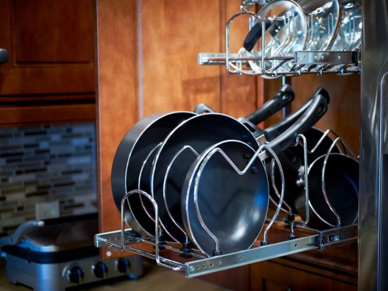 Как удобно и компактно хранить сковородки