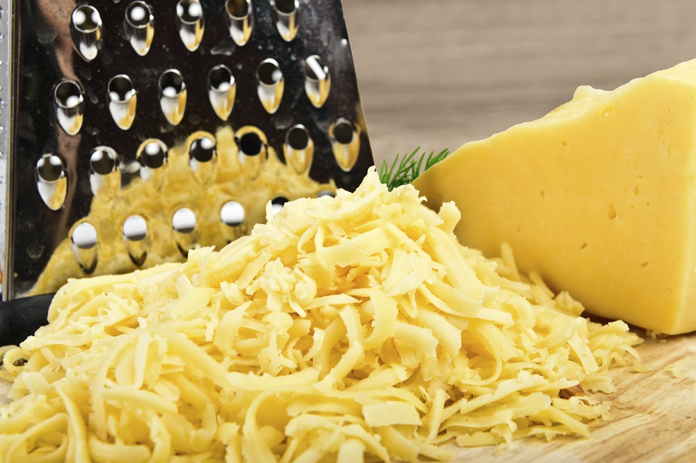 Как натереть сыр на терке профессионально.