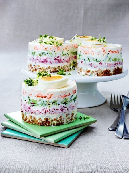 Как красиво оформить овощные салаты в виде тортиков