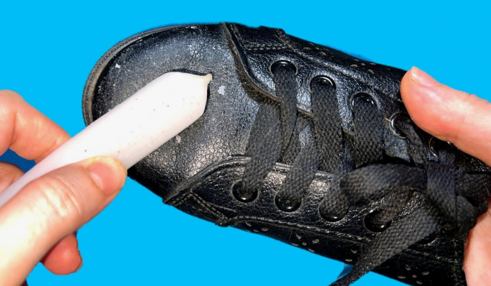 Зачем натирать обувь свечкой перед выходом Зачем натирать обувь свечкой перед выходом