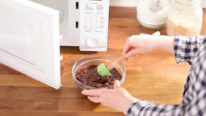 Как растопить шоколад в микроволновке, чтобы он не свернулся Как растопить шоколад в микроволновке, чтобы он не свернулся