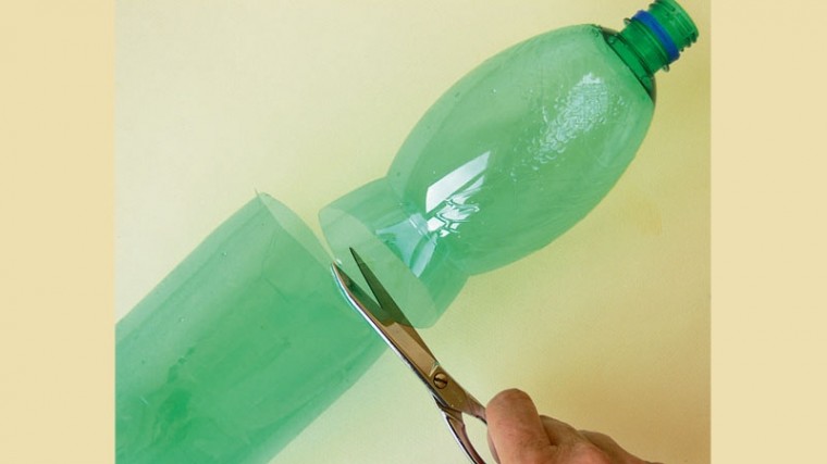 Простое решение красивой формы салата с помощью пластиковой бутылки