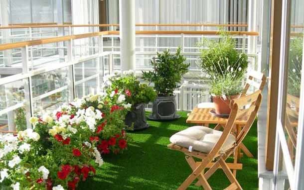 Искусственная трава на балконе: как выбрать