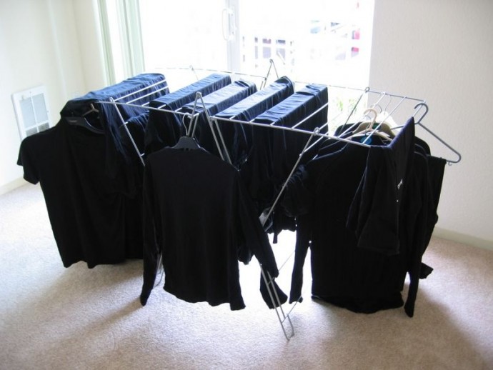 Как правильно стирать черные вещи