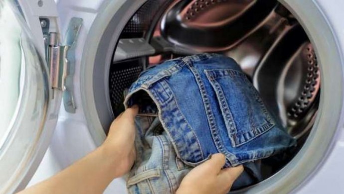​Если джинсы слишком растянулись: постирайте одежду таким образом, что она примет прежнюю форму