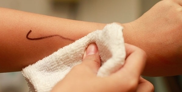 Чем оттереть ручку с кожи