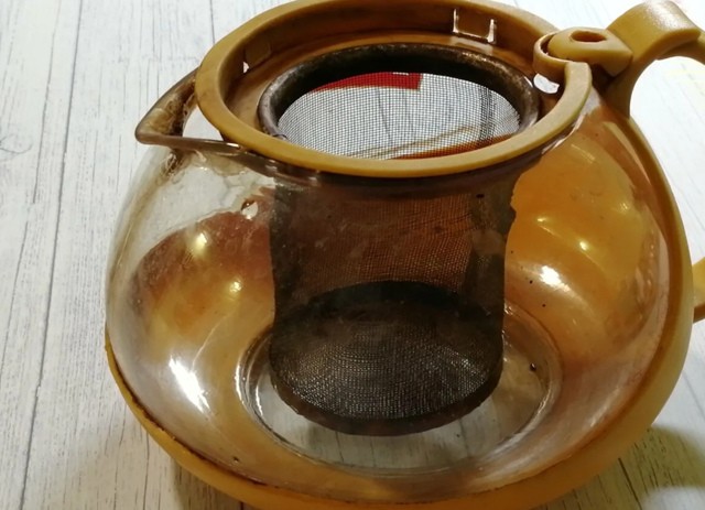 Çaydanlığı temizlemenin hızlı bir yolu Çaydanlığı temizlemenin hızlı bir yolu