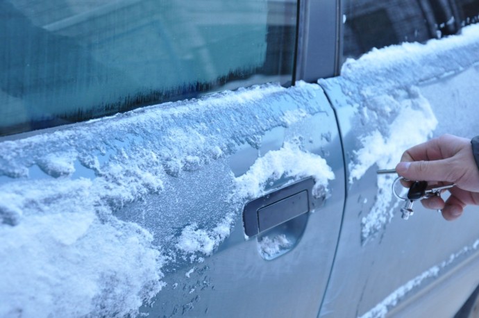 ​Зимние лайфхаки: как открыть машину на морозе