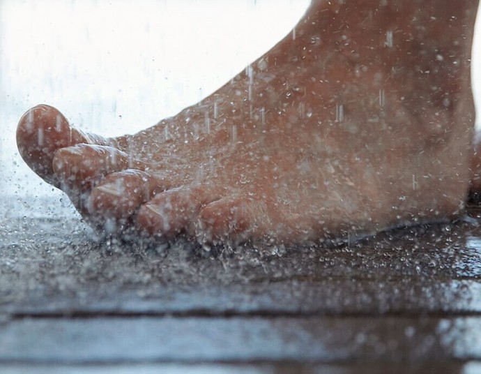 Облейте ступни холодной водой перед сном Облейте ступни холодной водой перед сном