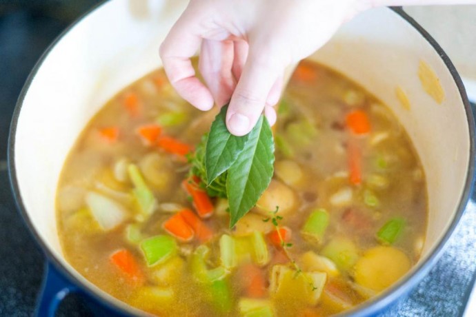 Сколько держать лавровый лист в супе чтобы им не отравиться
