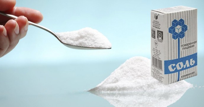 Как очистить противень с помощью соли