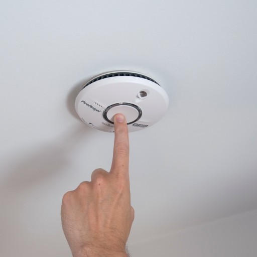 Всех собственников жилья могут обязать установить противопожарные датчики в квартирах