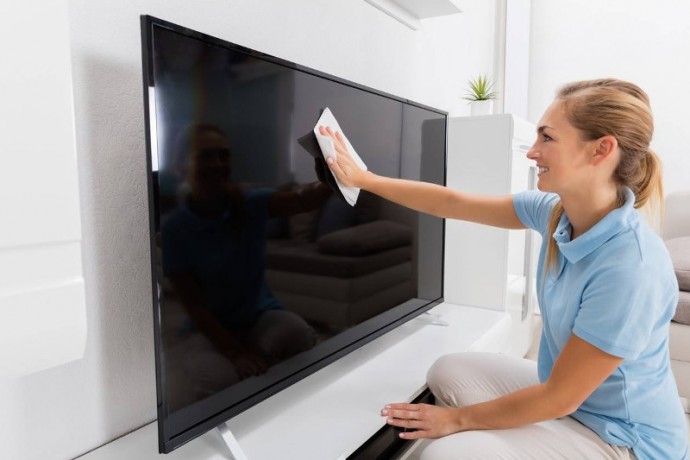 Протираем мониторы и экраны телевизоров от пыли правильно