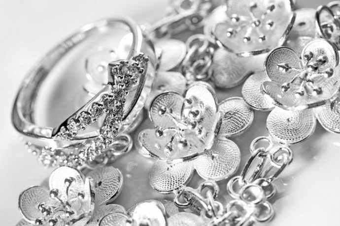 Как быстро почистить серебро без специальных средств Как быстро почистить серебро без специальных средств