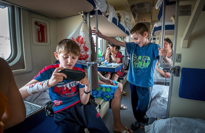 Школьники могут путешествовать в поездах со скидкой 50% летом 2023 года