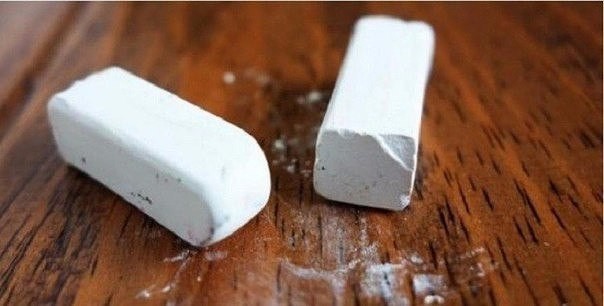 Вот почему я храню кусочек мела в ящике со столовыми приборами Вот почему я храню кусочек мела в ящике со столовыми приборами