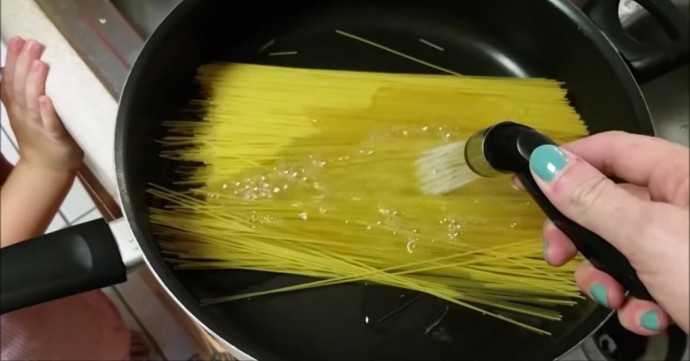 ​Как и зачем варить макароны в сковородке