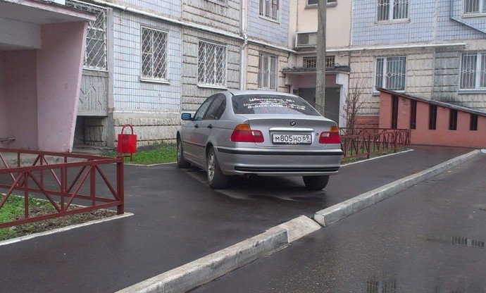 Можно ли парковаться прямо перед окнами многоквартирного дома