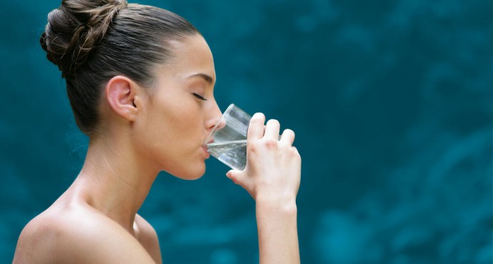 Какие 3 неожиданных признака подскажут, что вы пьете мало воды
