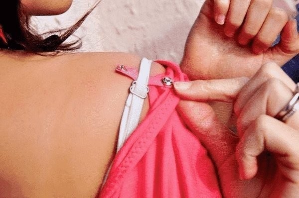 Как избежать высовывания бретелек бюстгальтера из-под одежды Как избежать высовывания бретелек бюстгальтера из-под одежды