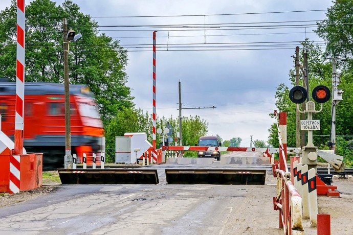 Зачем шлагбаумы на переездах закрывают так рано, что водителям полчаса приходится ждать поезда